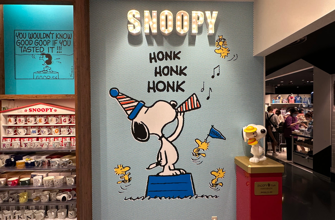 Väggmålning där Snibben har en hatt och blåser med en tuta ur munnen. Text på väggen lyder "Snoopy. Honk honk honk".