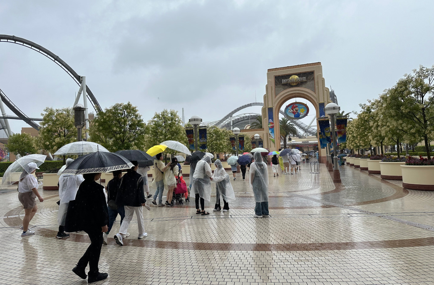 Stort ljust kaklat torg med en stor port i fjärran vars skylt lyder "Universal Studios".